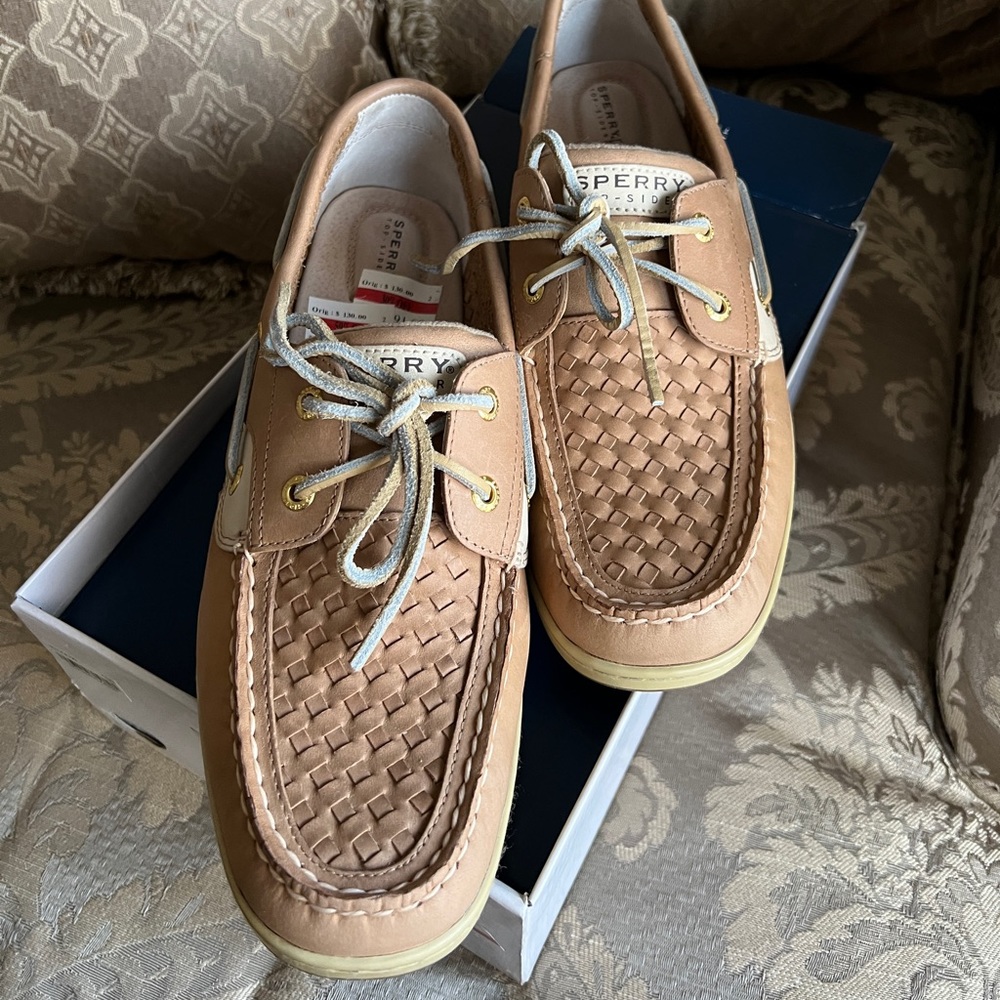 NWT cream Sperry boat shoes in size 11.